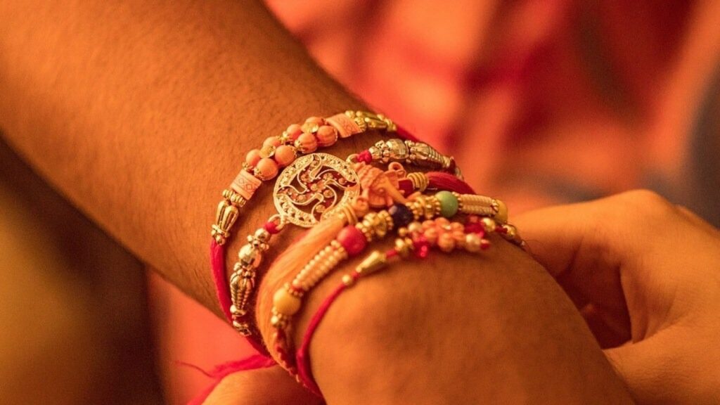 Rakhi Muhurat rahukaal: रक्षाबंधन का त्योहार हर साल श्रावण मास के पूर्णिमा को मनाया जाता...