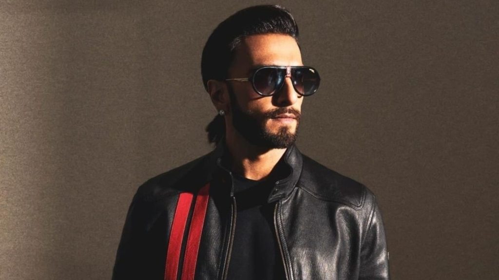 રણવીર સિંહના વર્ક ફ્રન્ટ વિશે વાત કરતા, તે આ દિવસોમાં તેની આગામી ફિલ્મ છે … रणवीर सिंह के वर्क फ्रंट की बात करें तो वो इन दिनों अपनी अपकमिंग मूवी...