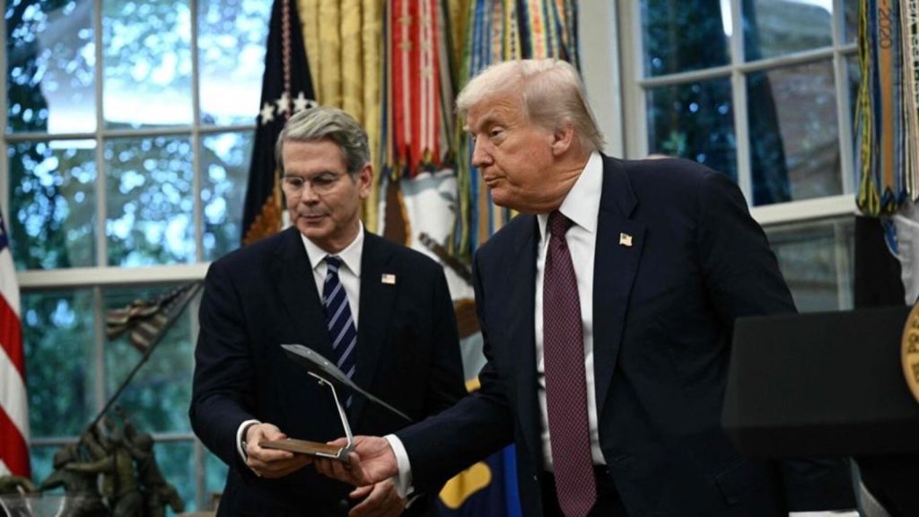 चीन को लेकर अमेरिका की रणनीति का भी बेसेंट ने बचाव किया है। उन्होंने कहा कि...