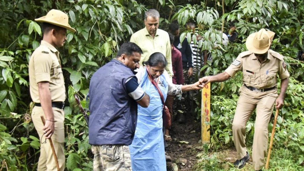 કર્ણાટકના એક મંદિરમાં કથિત સામૂહિક કબરોની તપાસ ચાલી રહી છે. આ દરમિયાન … कर्नाटक के एक धर्मस्थल में कथित सामूहिक कब्रों की जांच चल रही है। इस दौरान...