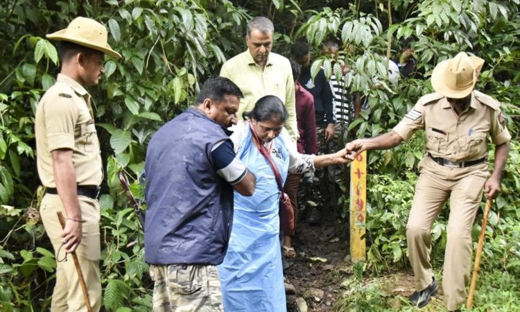 कर्नाटक के एक धर्मस्थल में कथित सामूहिक कब्रों की जांच चल रही है। इस दौरान...