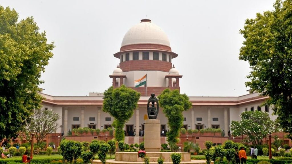 कर्नल पुष्पिंदर बाथ ने पंजाब पुलिस के 12 जवानों पर पार्किंग विवाद को लेकर उन...