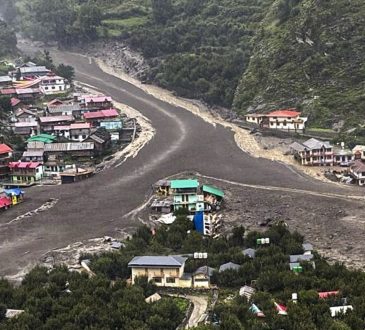 उत्तरकाशी जिले के धराली गांव में मंगलवार को बादल फटने के कारण खीर गंगा नदी...