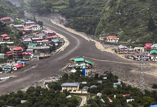 उत्तरकाशी जिले के धराली गांव में मंगलवार को बादल फटने के कारण खीर गंगा नदी...
