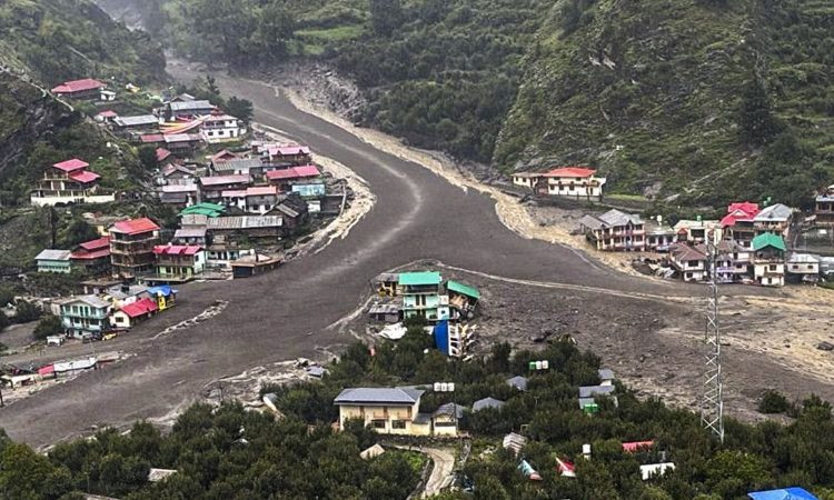उत्तरकाशी जिले के धराली गांव में मंगलवार को बादल फटने के कारण खीर गंगा नदी...