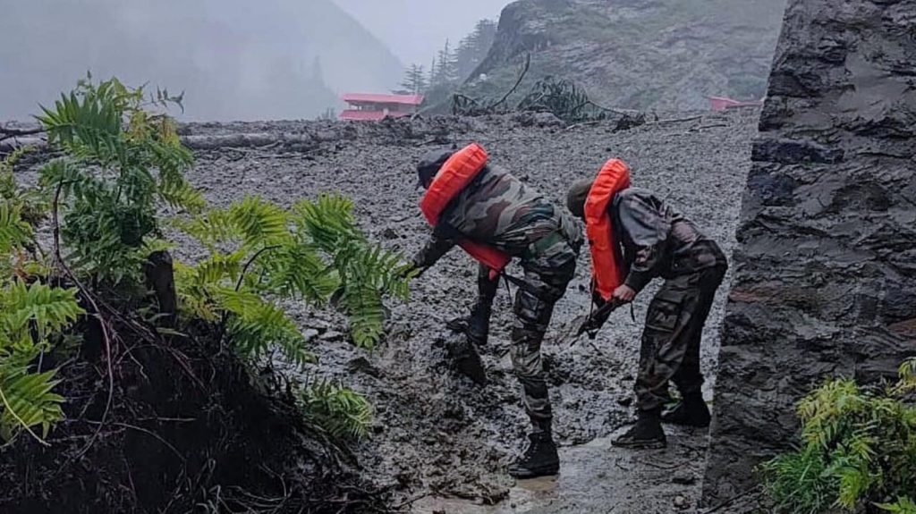 उत्तरकाशी जिले के धराली गांव में बादल फटने से खीर गंगा नदी में अचानक आए...