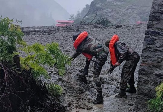 उत्तरकाशी जिले के धराली गांव में बादल फटने से खीर गंगा नदी में अचानक आए...