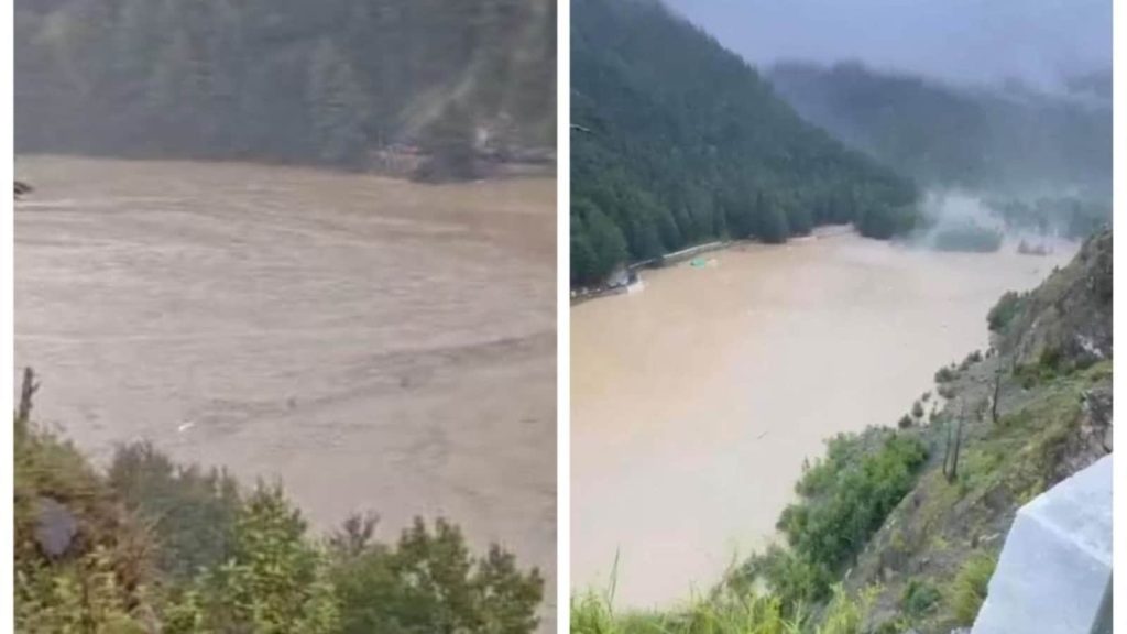 उत्तराखंड के उत्तरकाशी जिले के धराली में बादल फटने के कारण खीर गंगा नदी...