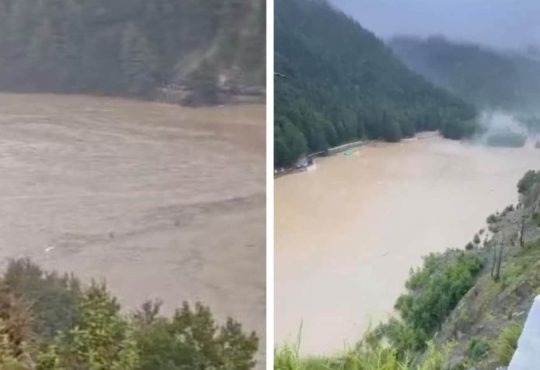 उत्तराखंड के उत्तरकाशी जिले के धराली में बादल फटने के कारण खीर गंगा नदी...