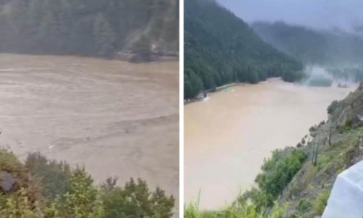 उत्तराखंड के उत्तरकाशी जिले के धराली में बादल फटने के कारण खीर गंगा नदी...