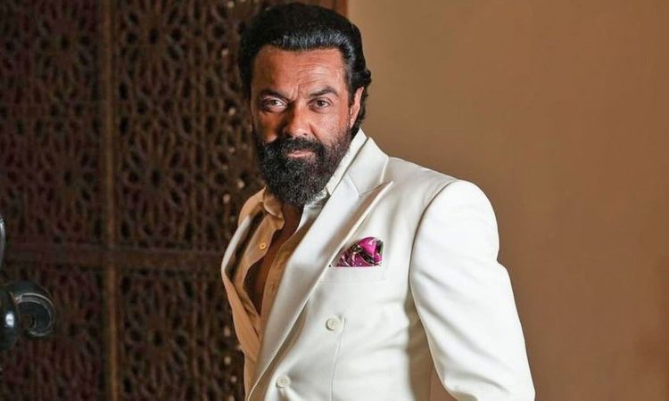 War 2: सोशल मीडिया पर चर्चा थी कि वॉर-2 में सलमान खान या शाहरुख खान का कैमियो नजर...