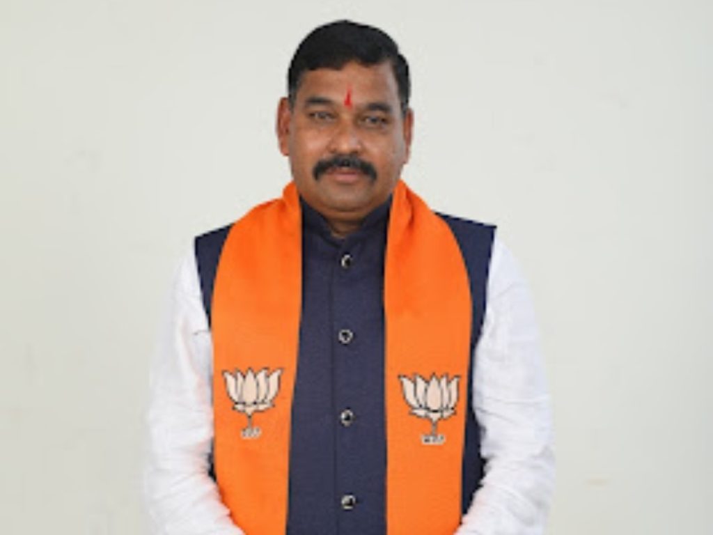 Dindor pothole controversy: ‘રસ્તે ખાડા પડે તો જાતે પૂરી દો, સરકારને ફોન ના કરો…ડિંડોરના નિવેદનથી વધ્યો જનાક્રોશ Dindor pothole controversy: ‘રસ્તે ખાડા પડે તો જાતે પૂરી દો, સરકારને ફોન ના કરો…ડિંડોરના નિવેદનથી વધ્યો જનાક્રોશ