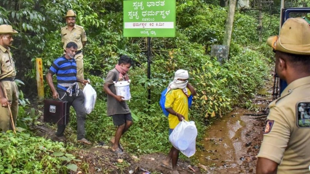 ફરિયાદી સાથે બેસો 13 શંકાસ્પદ સાઇટ્સ અને 29 જુલાઈનું નિરીક્ષણ કર્યું … SIT ने शिकायतकर्ता के साथ मिलकर 13 संदिग्ध स्थलों का निरीक्षण किया और 29 जुलाई...