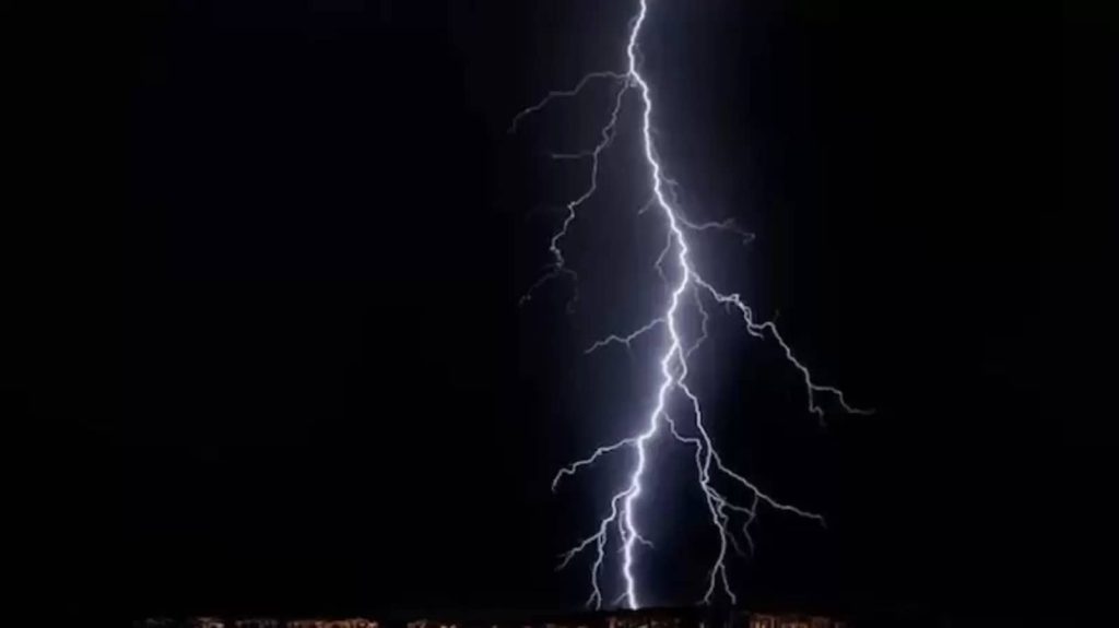 साल 2017 में टेक्सास से लेकर कंसास तक फैली 829 किलोमीटर लंबी आसमानी बिजली अब...