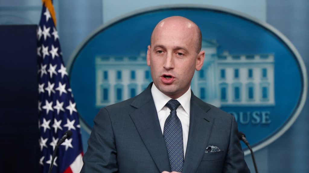 સ્ટીફન મિલર ફક્ત ટ્રમ્પના વિશેષ સલાહકાર જ નહીં, પરંતુ ટ્રમ્પની નીતિઓ પાછળ છે … स्टीफन मिलर को ट्रंप का खास सलाहकार ही नहीं, ट्रंप की नीतियों के पीछे का...