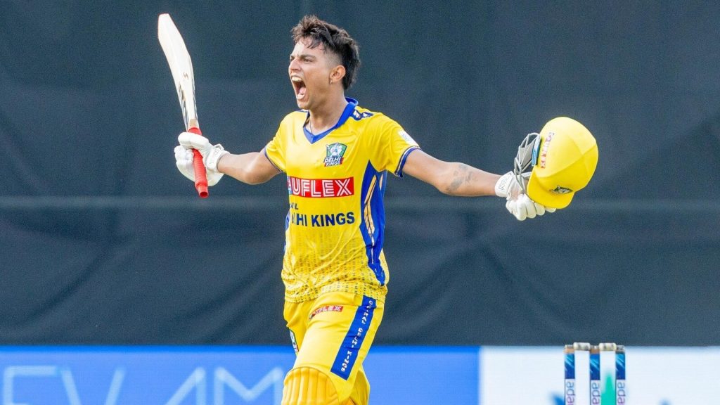 सेंट्रल दिल्ली किंग्स के सलामी बल्लेबाज यश धुल ने रविवार को दिल्ली...