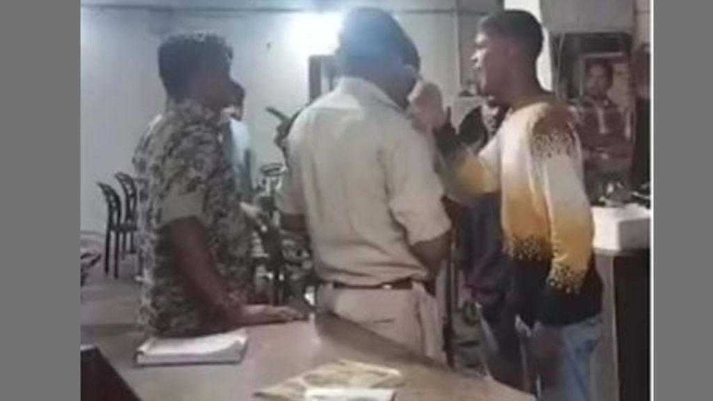 રાયગડ જિલ્લામાં એક વિડિઓ વાયરલ થઈ છે, જેમાં એક યુવાન પોલીસકર્મને ધમકી આપવામાં આવી છે … रायगढ़ जिले में एक वीडियो वायरल हुआ है, जिसमें एक युवक पुलिसकर्मी को धमकी...