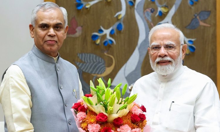 अब एक और नाम तेजी से चर्चा में है। यह नाम है, गुजरात के राज्यपाल आचार्य...