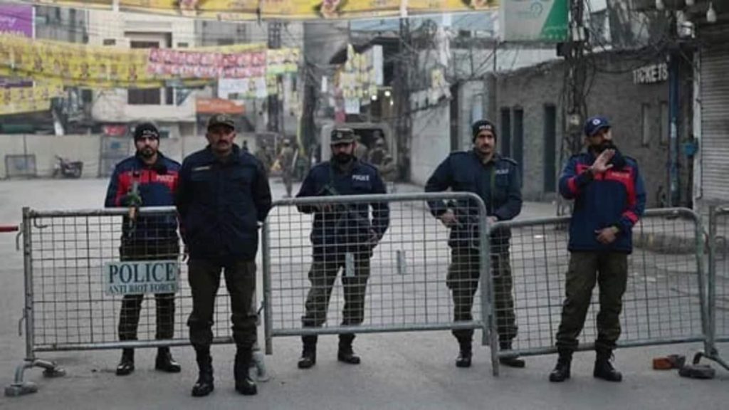 पाकिस्तान के पंजाब प्रांत में 350 से ज्यादा लोगों ने अहमदिया समुदाय के दो...