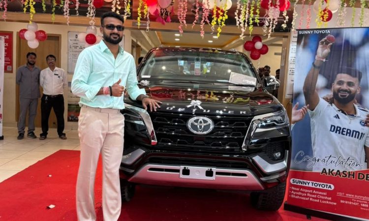 क्रिकेटर आकाशदीप की रक्षाबंधन के मौके पर खरीदी गई टोयोटा फॉर्च्यूनर ने अब...