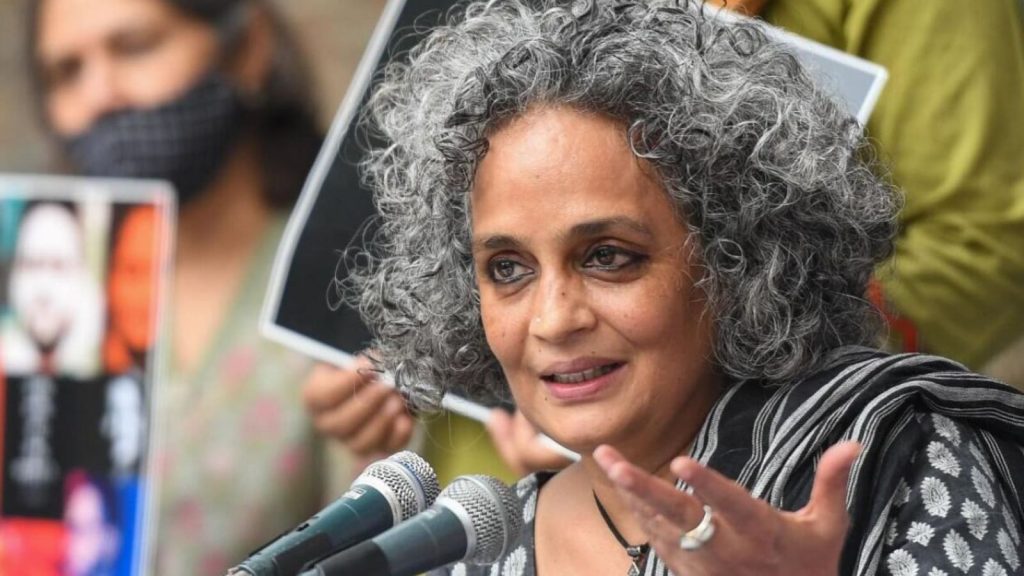 Jammu and Kashmir: जम्मू-कश्मीर प्रशासन ने लेखिका अरुंधति राय की आजादी समेत 25 किताबों...