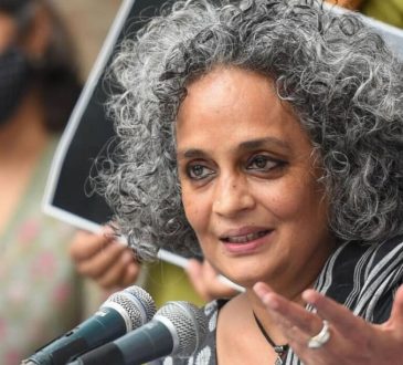 Jammu and Kashmir: जम्मू-कश्मीर प्रशासन ने लेखिका अरुंधति राय की आजादी समेत 25 किताबों...