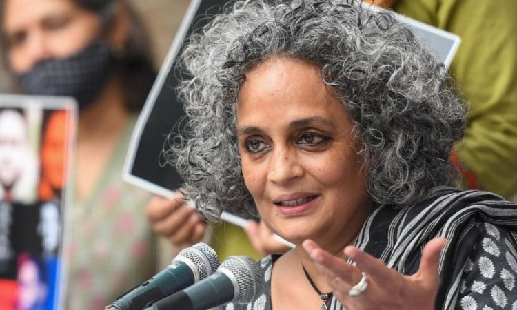Jammu and Kashmir: जम्मू-कश्मीर प्रशासन ने लेखिका अरुंधति राय की आजादी समेत 25 किताबों...