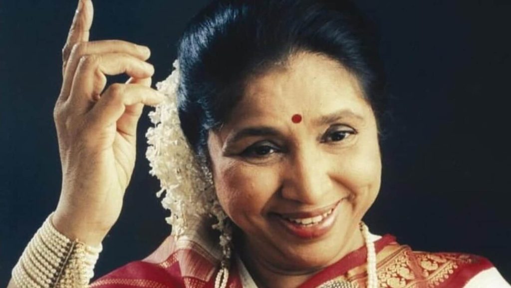 આશા ભોસેલે તમને હવે પીધું, આ રોમેન્ટિક જેવા રેશમ ગુલામોનો અંધકાર છે … आशा भोसले ने पिया तू अब तो आ जा, ये है रेशमी जुल्फों का अंधेरा जैसे रूमानी...