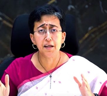 दिल्ली विधानसभा में सीएजी रिपोर्ट पर बहस के दौरान आम आदमी पार्टी और भाजपा...