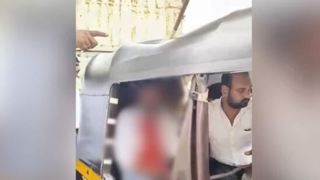 वीडियो में दिखता है कि एक लोहे की रॉड रिक्शा की छत को तोड़ते हुए सोनू के...