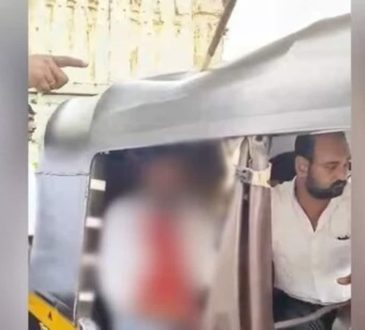 वीडियो में दिखता है कि एक लोहे की रॉड रिक्शा की छत को तोड़ते हुए सोनू के...