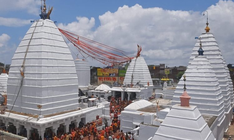 राजकीय श्रावणी मेला-2025 के चौबीसवें दिन रविवार को बाबा वैद्यनाथ पर करीबन...