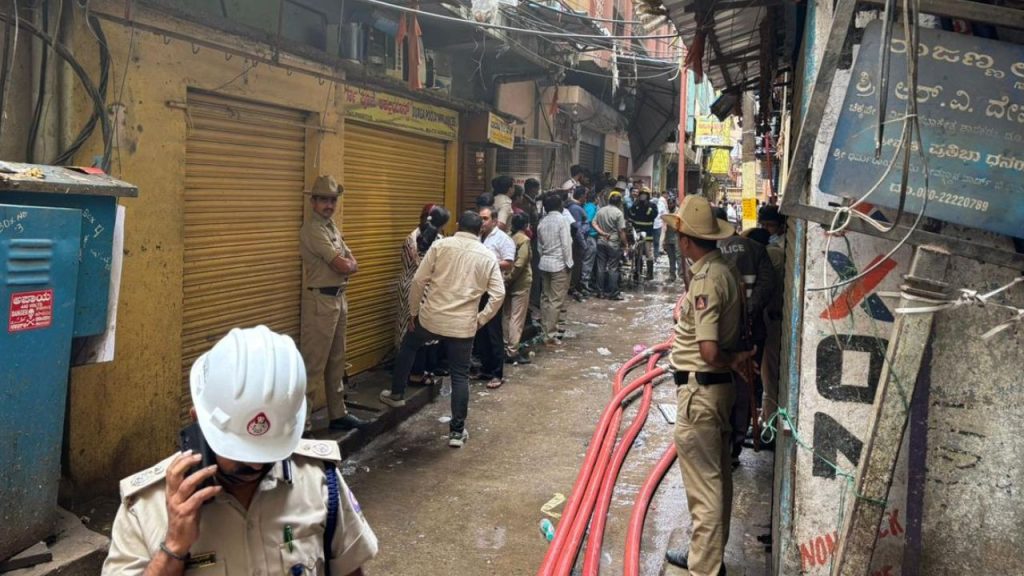 पुलिस ने जले हुए शवों को उस समय बरामद किया जब वे तीसरी मंजिल पर स्थित...