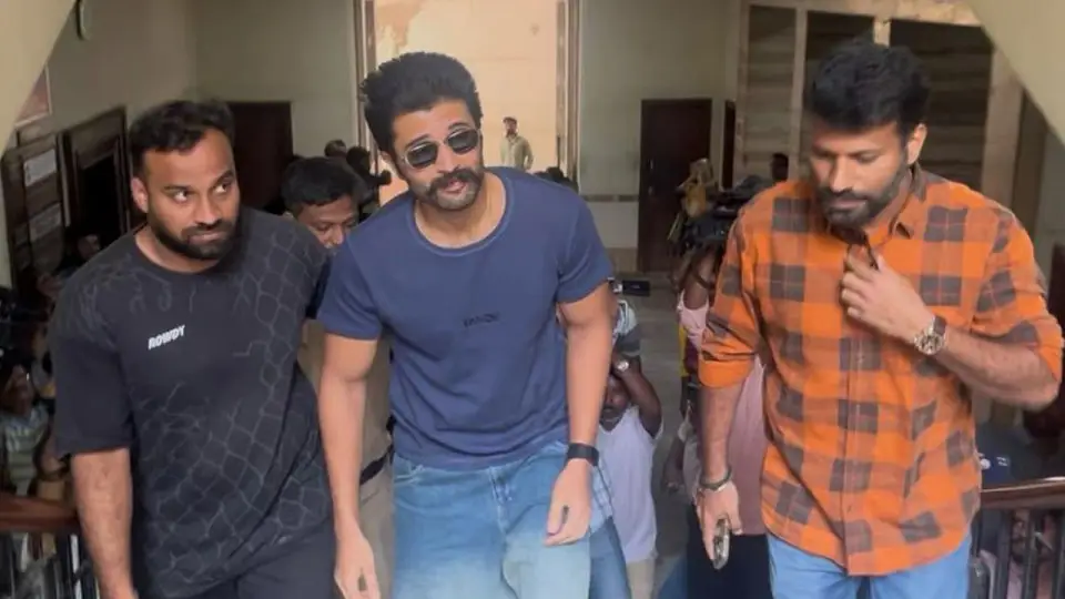 શરત એપ્લિકેશન કેસ: ‘કિંગડમ’ અભિનેતા વિજય દેવરકોન્ડાએ ED સમક્ષ રજૂ કર્યો, some નલાઇન સટ્ટાબાજીના કેસમાં પૂછપરછ Betting App Case