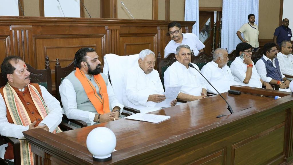 मंगलवार को बिहार के मुख्यमंत्री नीतीश कुमार की अध्यक्षता में हुई कैबिनेट...