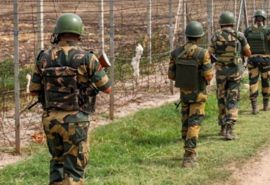 सीमा सुरक्षा बल (बीएसएफ) के जवानों ने जम्मू के कठुआ जिले में अंतरराष्ट्रीय...
