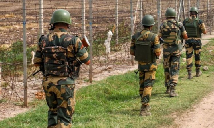 सीमा सुरक्षा बल (बीएसएफ) के जवानों ने जम्मू के कठुआ जिले में अंतरराष्ट्रीय...
