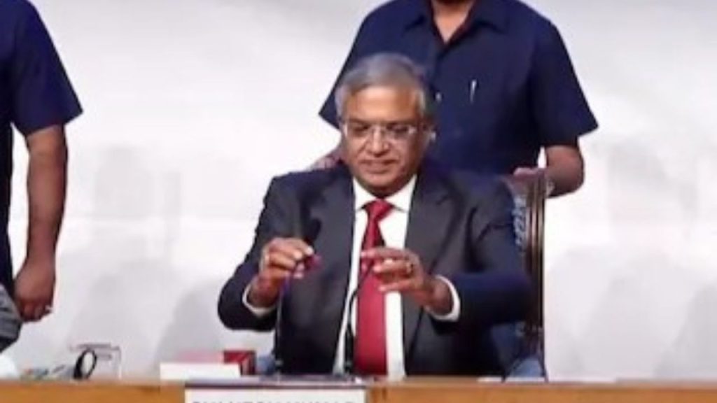 चुनाव आयोग ने बिहार में मतदाता सूची के विशेष पुनरीक्षण (SIR) को लेकर उठे...