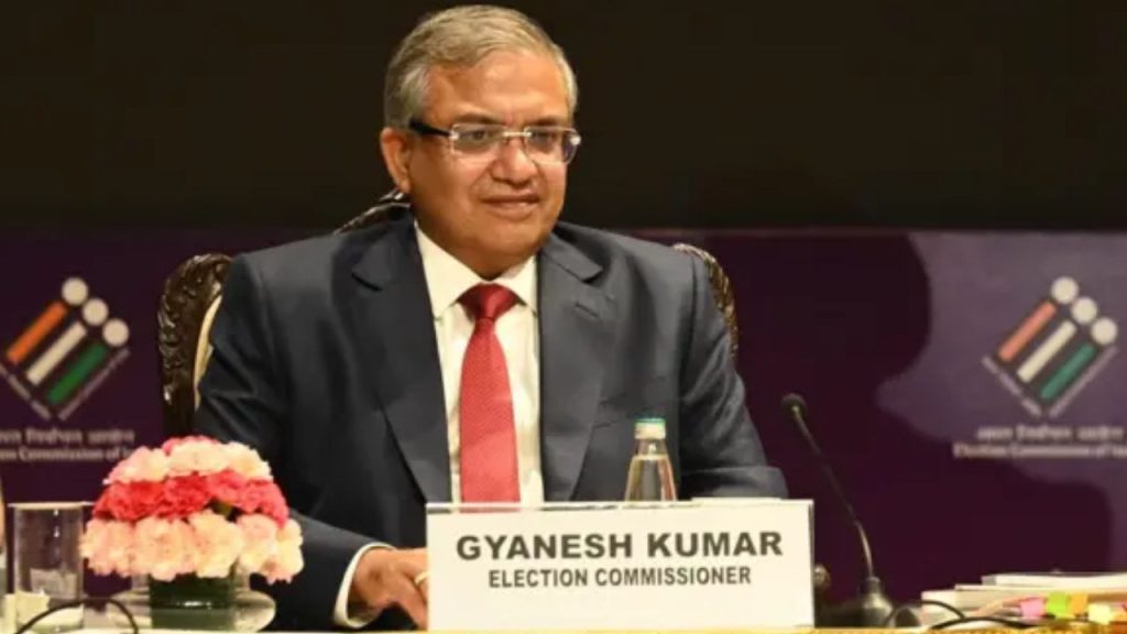 ‘वोट चोरी’ के आरोपों के बीच चुनाव आयोग ने मतदाता गोपनीयता पर जोर दिया है....