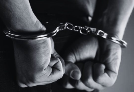 पकड़े गए आरोपी 7 जुलाई को पंजाब के जालंधर में नवाशहर स्थित एक शराब दुकान के...
