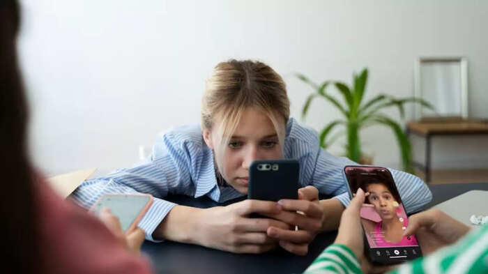 વધુ ફોન જોતાં, તમે મનોરંજન નહીં કરો, હંમેશા રહેશે … excessive scrolling can make you depressed and crazy know why this happens