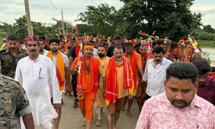 झारखंड के देवघर में बाबा बैद्यनाथ मंदिर के गर्भगृह में कथित तौर पर जबरन...