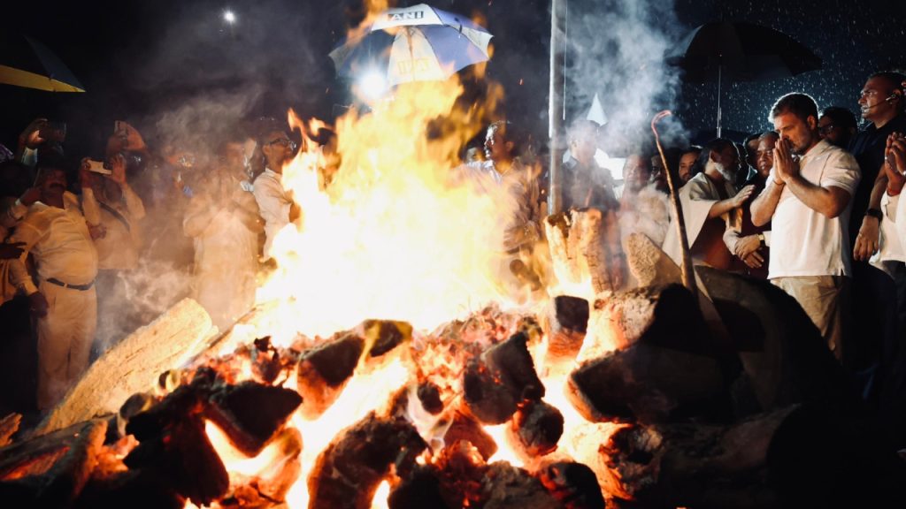 झारखंड के पूर्व मुख्यमंत्री और झारखंड मुक्ति मोर्चा (JMM) के संस्थापक शिबू...