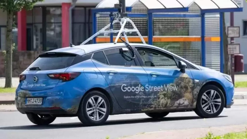 यह घटना साल 2017 की है जब शख्स अपने 6 फीट 6 इंच ऊंची दीवार के भीतर आराम कर रहा था।...