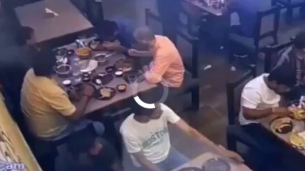 ગોરખપુરના શાસ્ત્રી ચોકમાં ‘બિરયાની ખાડી’ રેસ્ટોરન્ટ ફરીથી વિવાદમાં છે. 31 … गोरखपुर के शास्त्री चौक स्थित 'बिरयानी बे' रेस्टोरेंट फिर विवादों में है. 31...