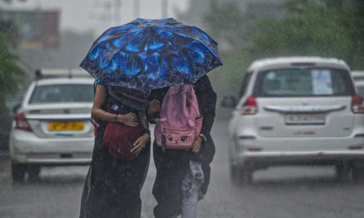 आज शनिवार को हरियाणा के तीन जिलों फरीदाबाद, नूंह और पलवल में भारी बारिश हो...