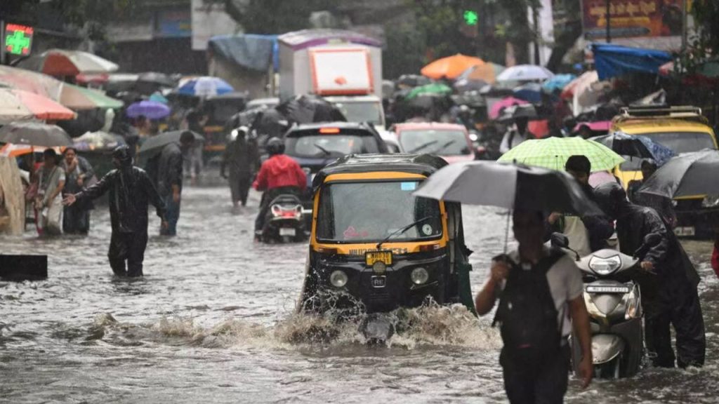 दिल्ली-यूपी समेत उत्तर भारत के कई हिस्सों में मूसलाधार बारिश का कहर देखने...