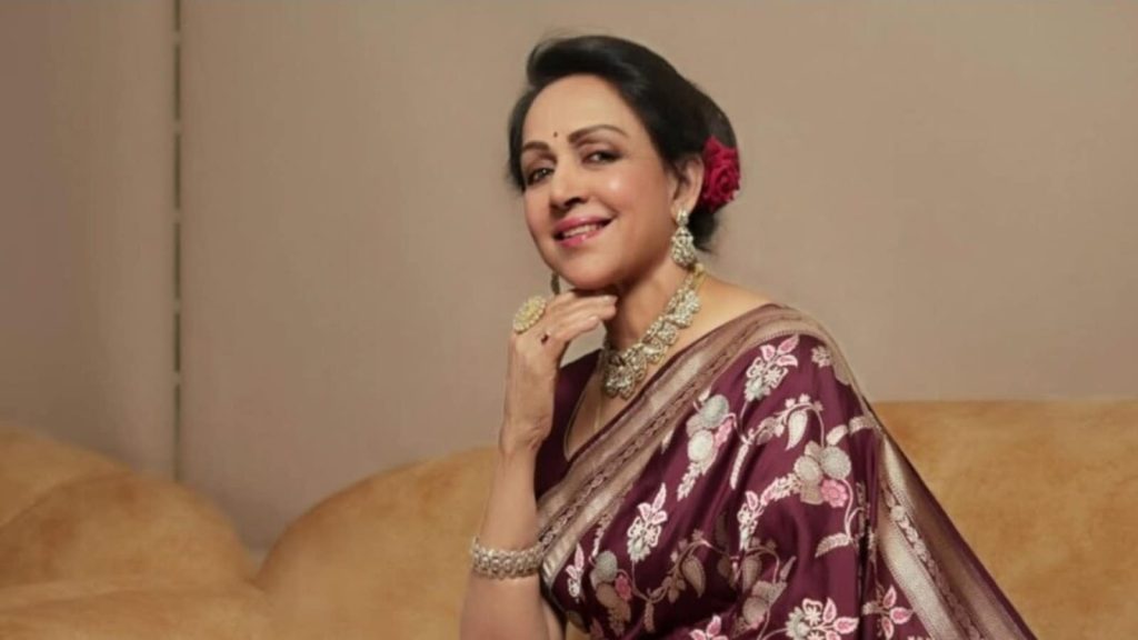 हेमा मालिनी शोले में बकबक करने वाली बसंती बनी हैं। उन्हें लगता है कि हिंदी...