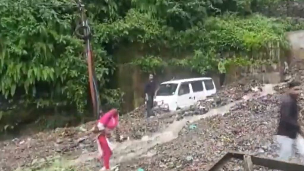 Himachal Pradesh Cloudbursts: हिमाचल प्रदेश में बादल फटने से बाढ़ आ गई जिसके चलते दो नेशनल...