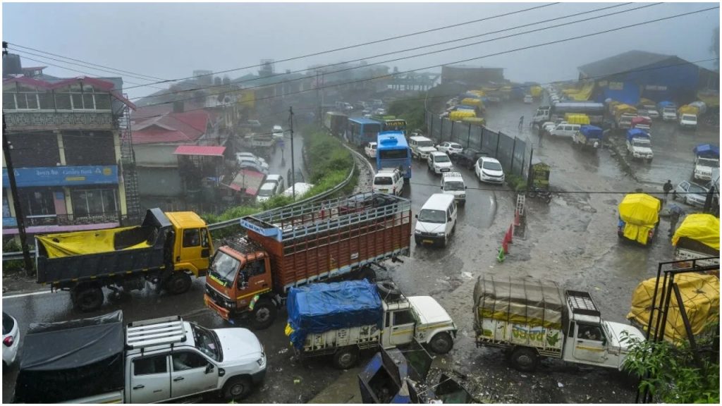Himachal Pradesh Orange Alert: हिमाचल प्रदेश में भारी बारिश और भूस्खलन से 398 सड़कें ब्लॉक हो गई...